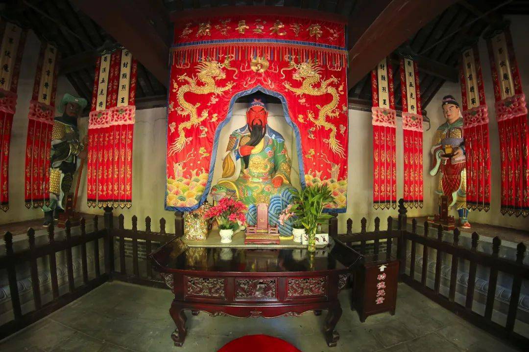 弥陀寺左右两边各设有厢房,东厢房是关公殿,供奉的是东汉末年西蜀名将