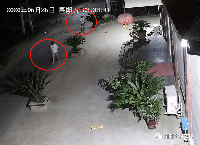 深夜1130南部3个女人干这事被监控拍下