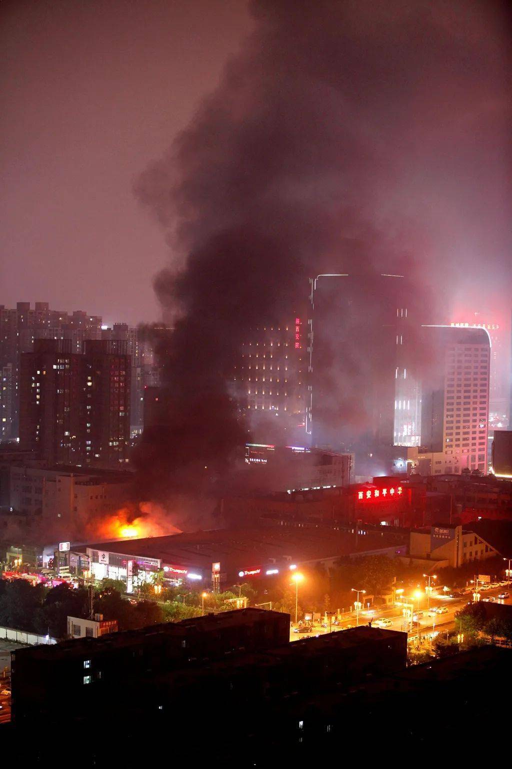 昨晚西安凤城二路一家4s店发生火灾现场