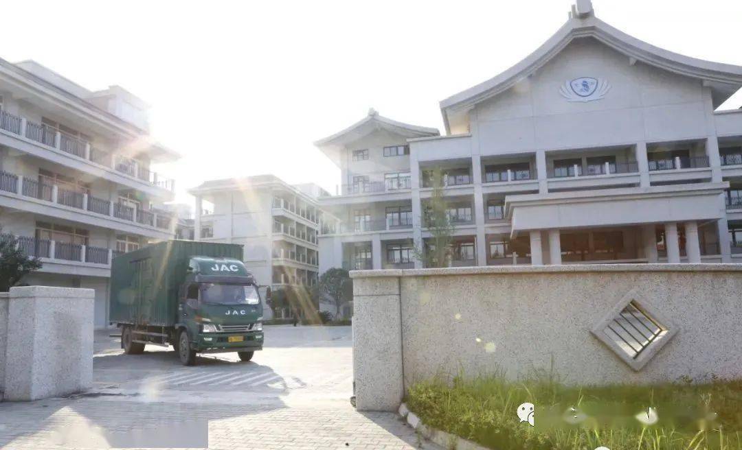 四川西昌——暴雨引发泥石流 争分夺秒送物资