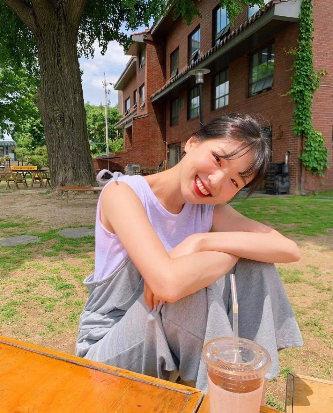 满分治愈笑容单眼皮圆脸韩国博主示范清新夏日穿搭