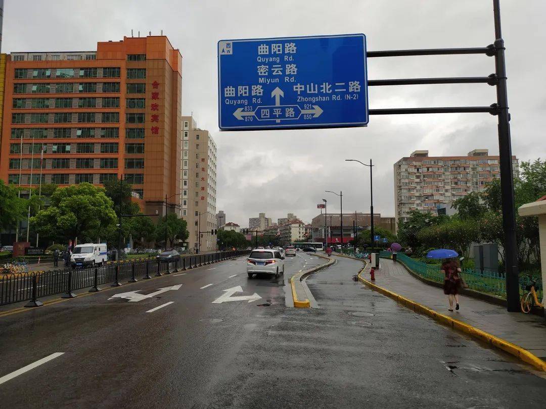 他告诉记者:因为要进四平路,大连路上扩出了右转分流道,直行道和右转