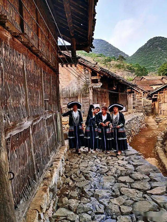 百色唯一的最后的苗寨古木楼完整建筑群