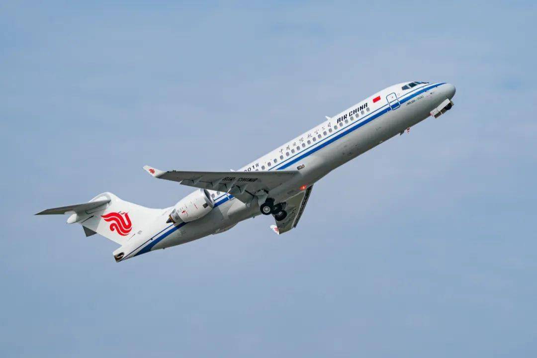 国产支线客机挂旗飞行坐它你一定可以感受到这四项优点