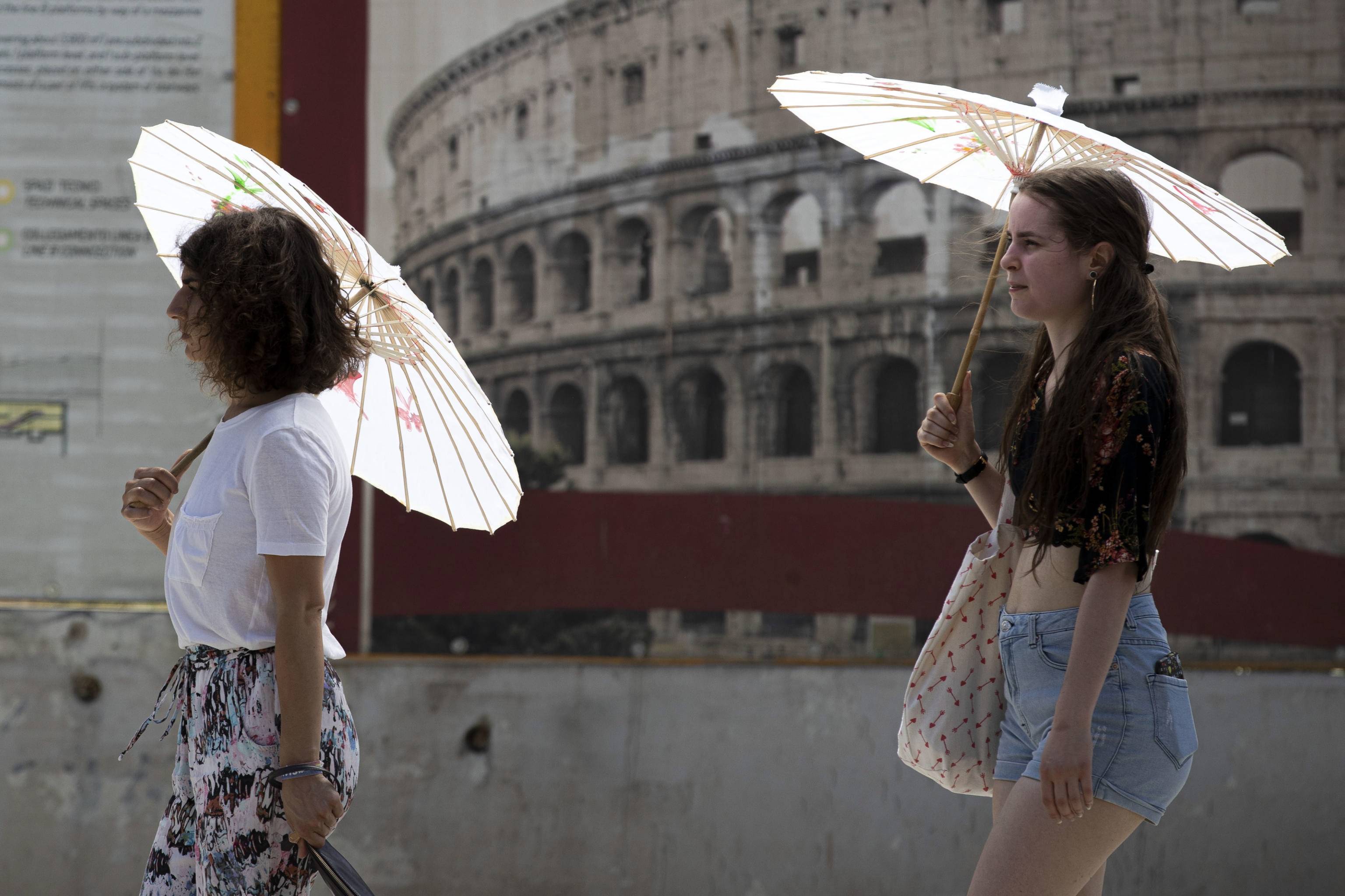 6月29日,两名女子在意大利罗马打伞遮阳.