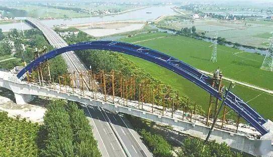 郑蒲港铁路跨合芜高速170米钢管拱成功安装