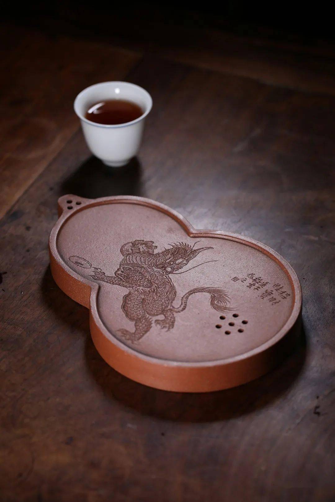 茶有百味,茶器也足够玩味,而紫砂壶承更置纳着不同的文化品位.