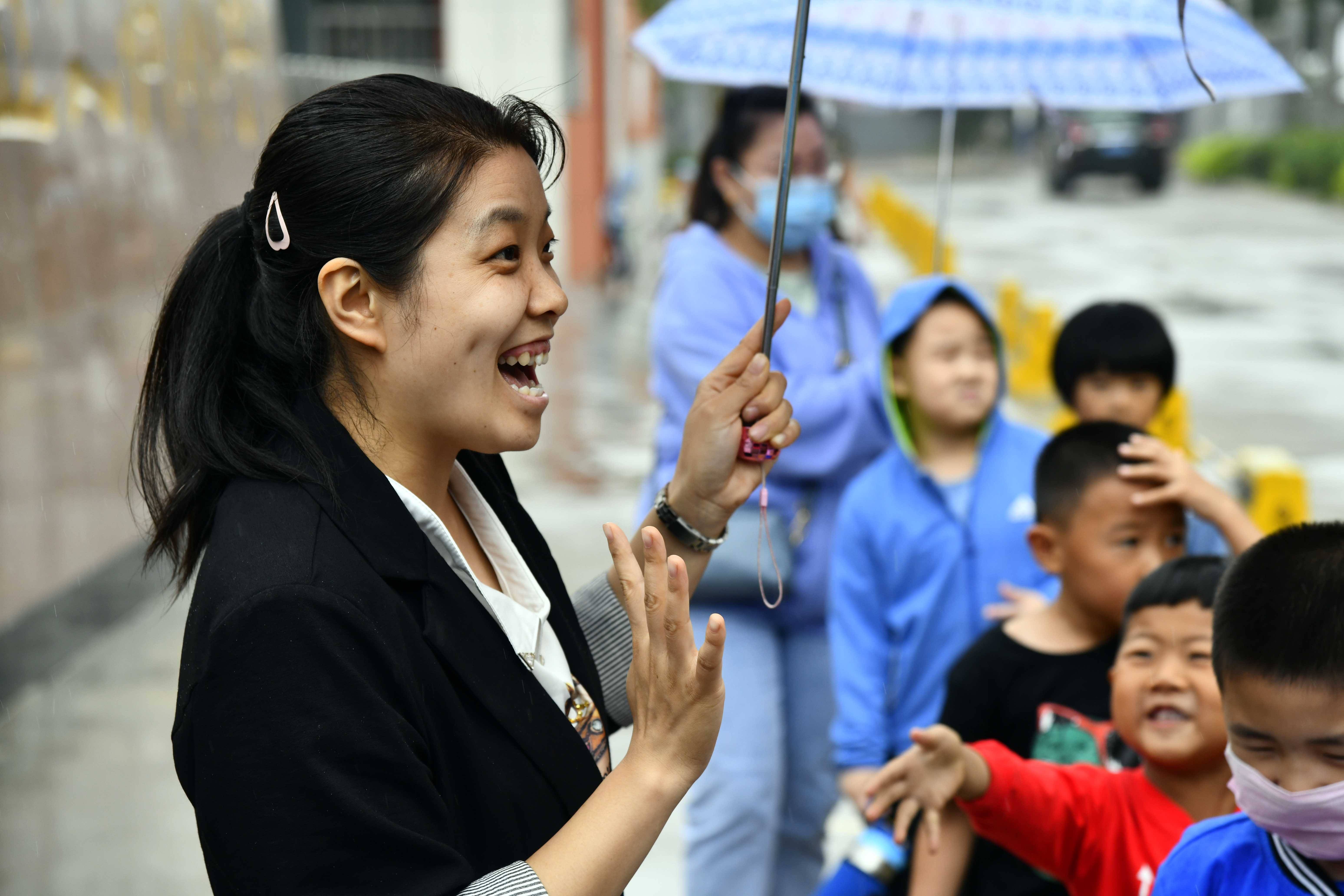 6月23日,在济南市章丘区三涧溪村幼儿园,放学后老师送孩子们回家