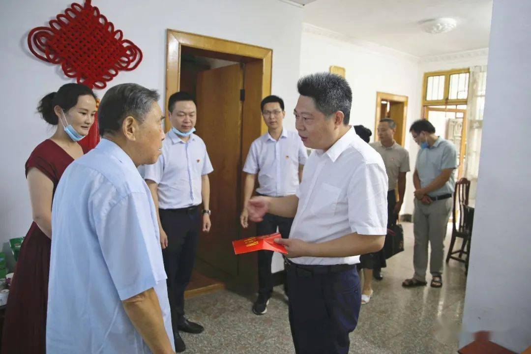 七一前夕廖永平走访慰问老党员