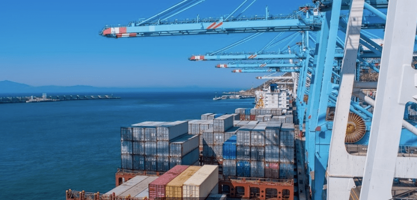 maersk idaho从德国不来梅港(bermerhaven)到达纽瓦克(newark),之前曾