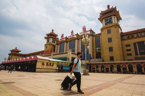 抵京出站的旅客從北京站廣場前走過.