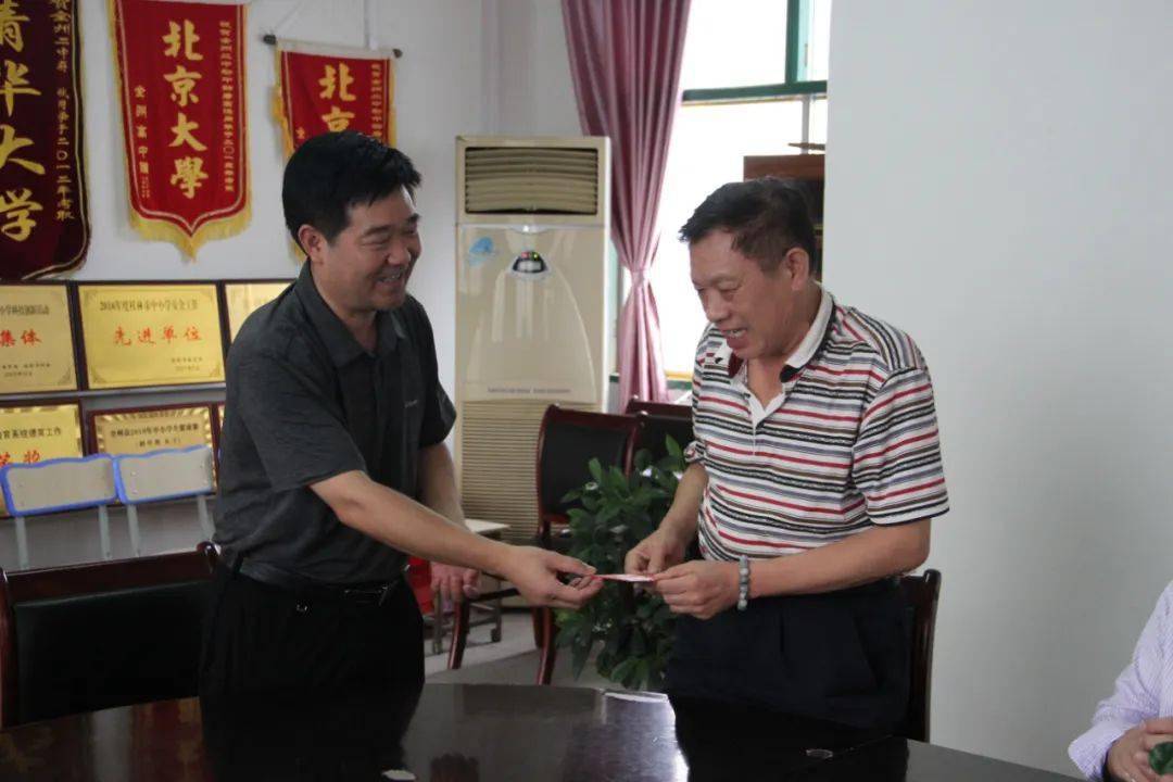 县委书记林武民委托县教育工委书记蒋桂源七一慰问老党员老教师_全州