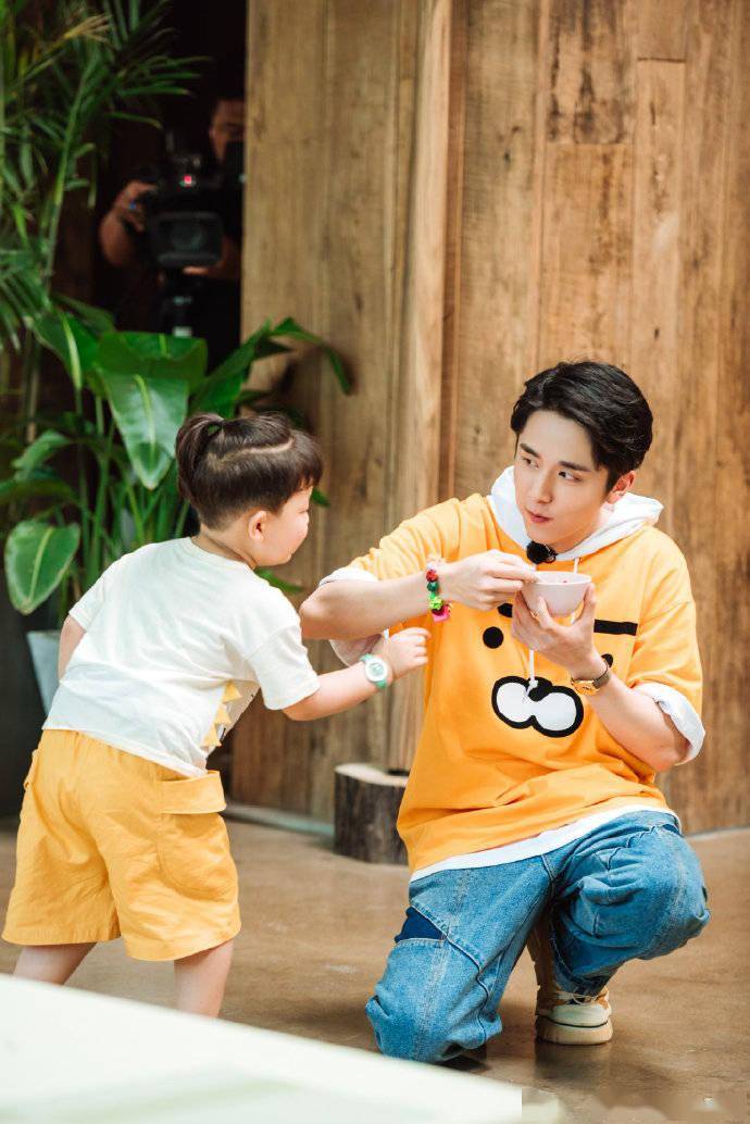 张新成《奇妙小森林》新鲜剧照释出 米其林三星大厨就是他_橙子