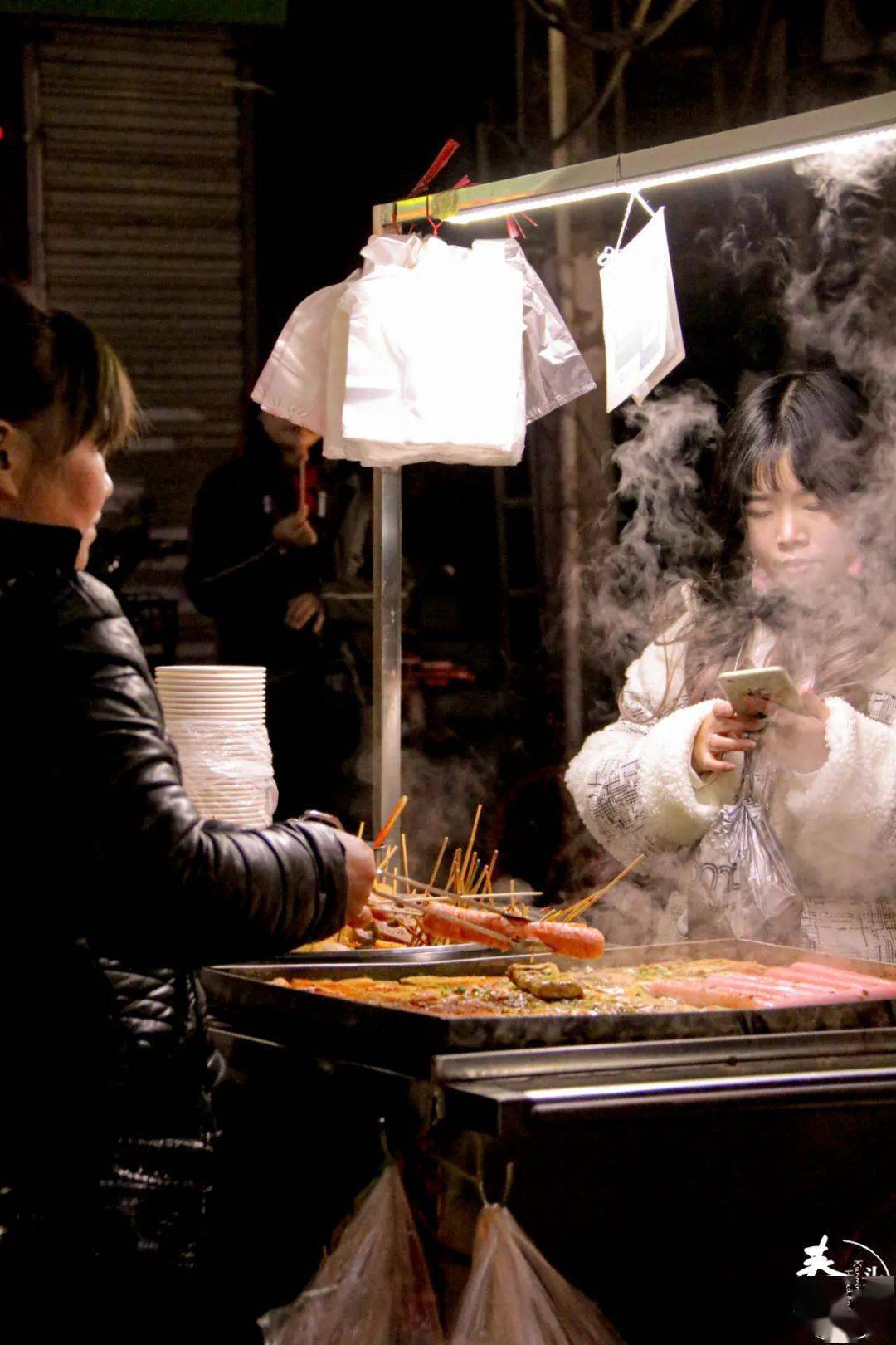 的开头到结尾可以吃到撑,无论是来份烧烤炸串还是买份粘牙的龙须糖你