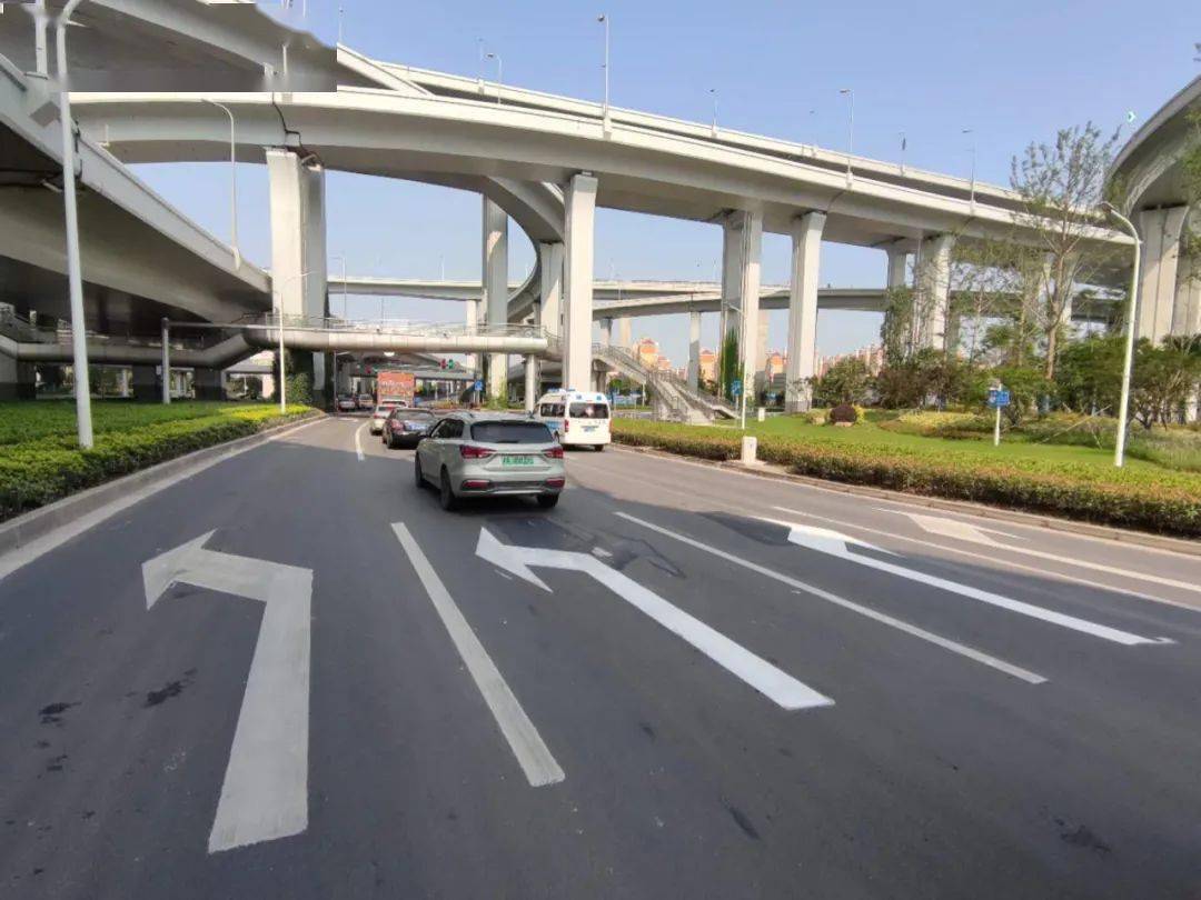 突发上海北翟路路面塌陷交通中断封闭抢修至少3天