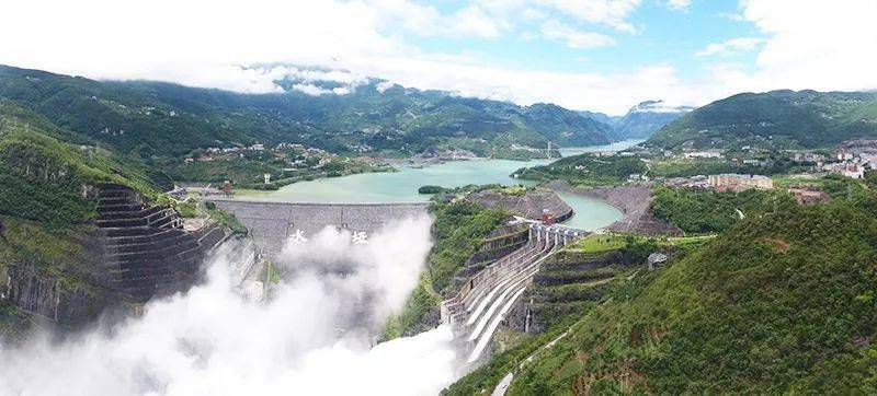 视频暴雨引发恩施一地突发山体滑坡124万方3栋房屋瞬间坍塌