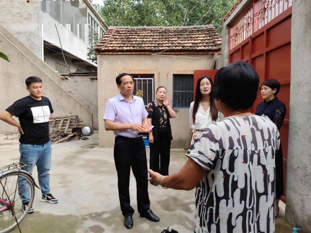 要闻| 王启荣深入符离镇慰问老党员并遍访督导脱贫攻坚工作