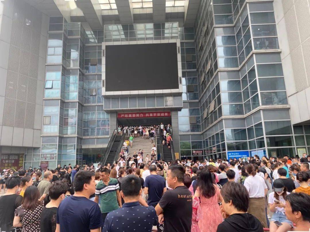 柯桥经营户都跑到门外来了.不是因为别的.只因当下市场经营不景气!