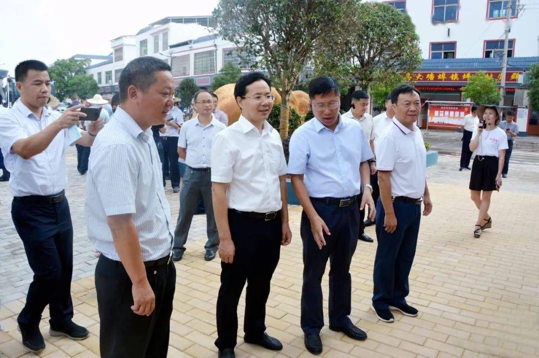 钟旭辉强调强化危机意识责任意识坚持目标导向问题导向确保完成全年
