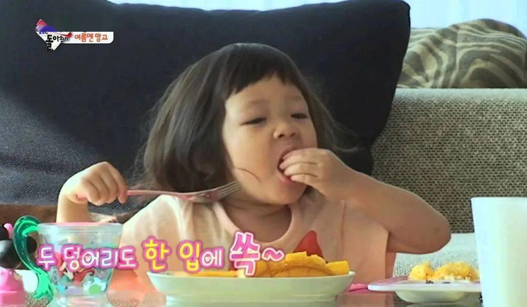 大家还记得《超人回来了》里的秋小爱吗?