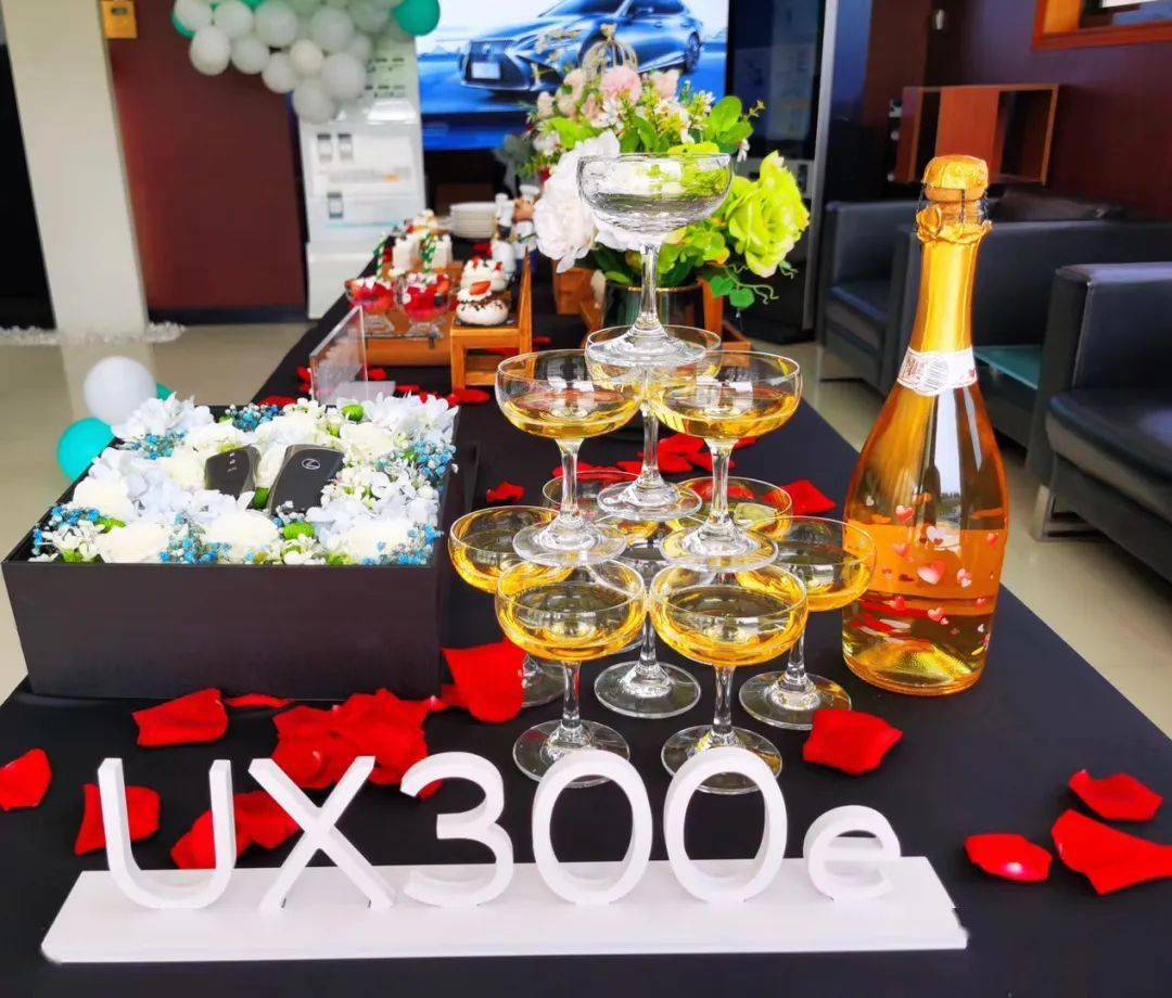 喜讯丨上海首台雷克萨斯纯电动车型ux300e正式交付