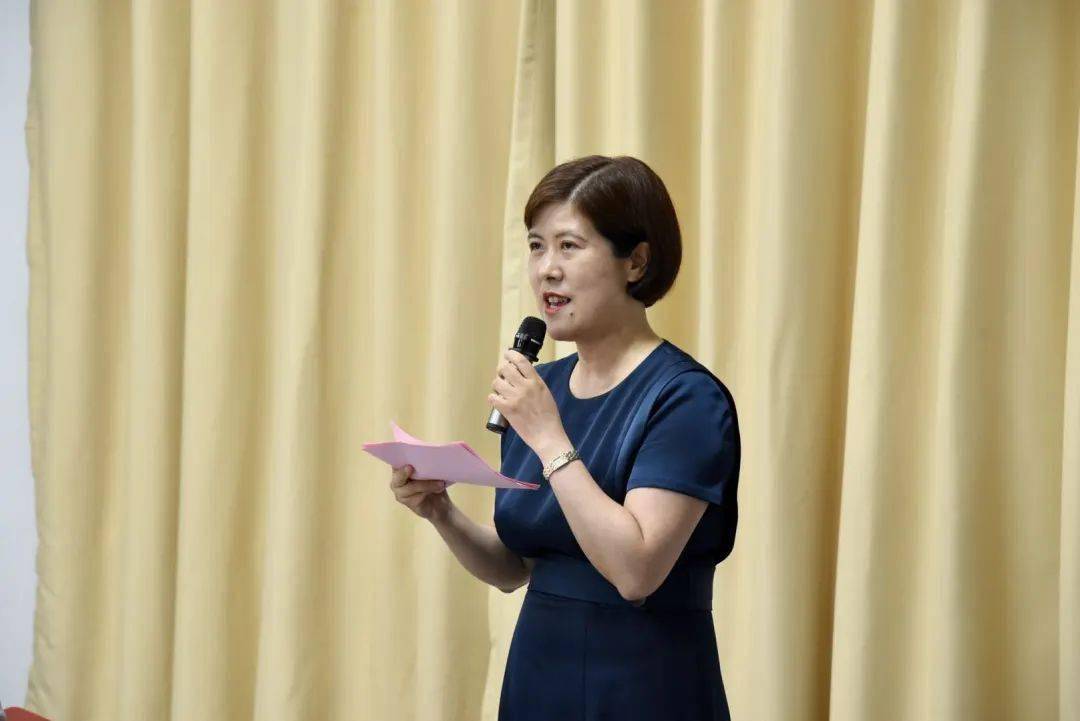 常务副院长刘芹教授主持宣讲会中英国际学院执行院长laura bishop教授