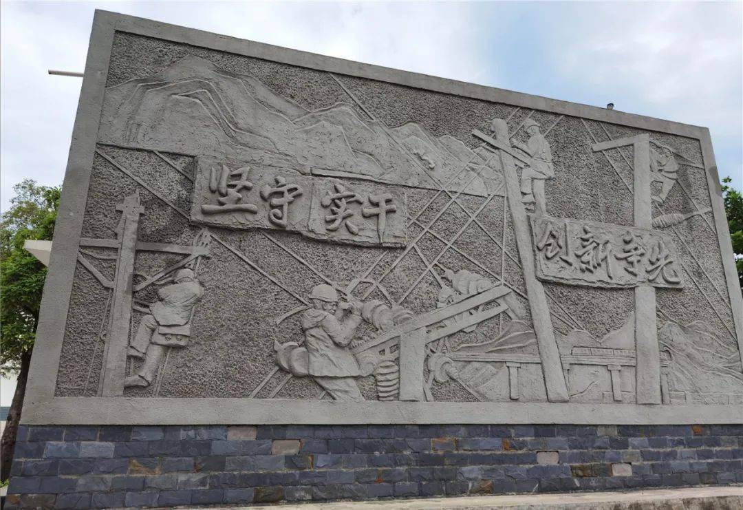 集团公司开展成昆铁路通车50周年现场教育活动