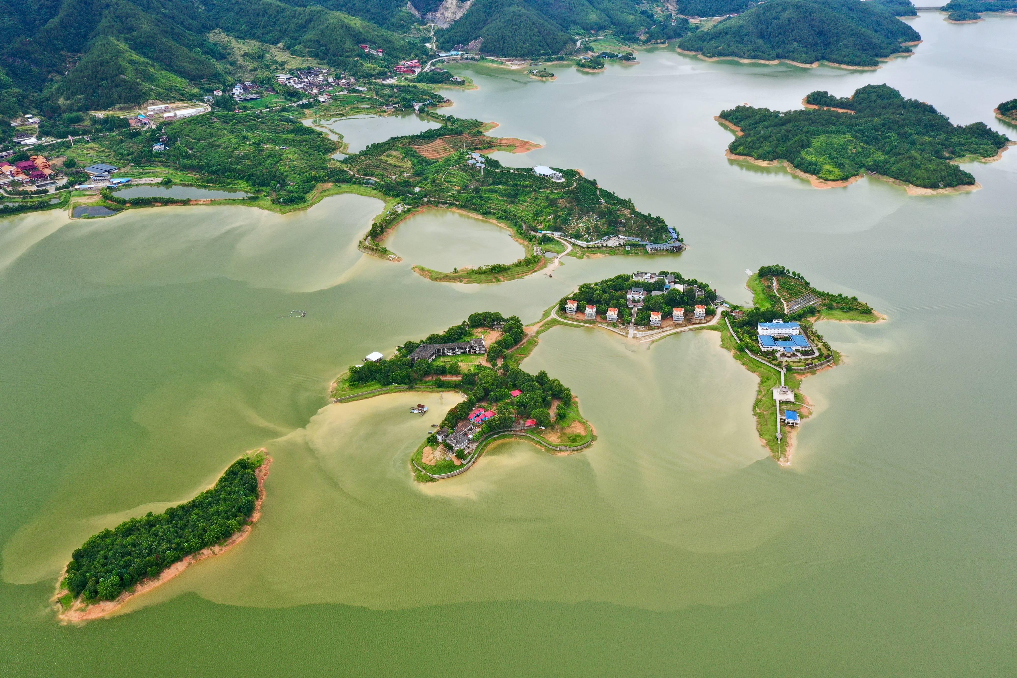 位于福建省古田县境内的翠屏湖是福建省最大的人工湖,水域面积达37