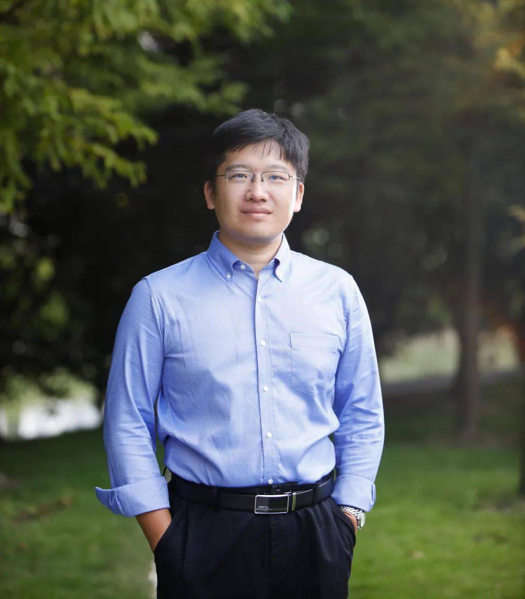 就读于中国科技大学数学系,最后三个学期,他选修了麻希南教授的课程