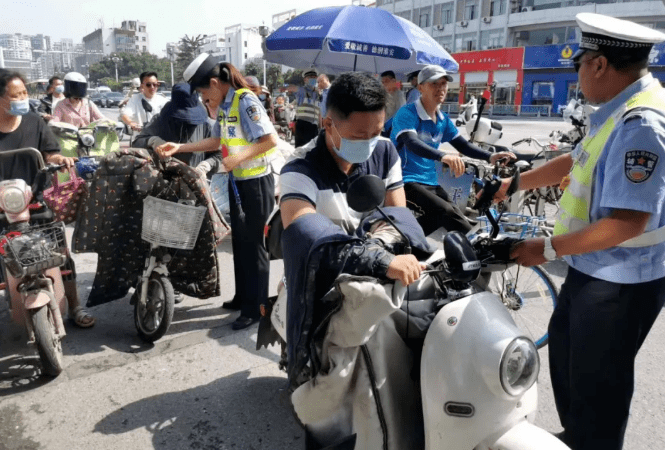 载人受到处罚主动拆除挡风罩220余人教育人数34500余人处罚电动车1948