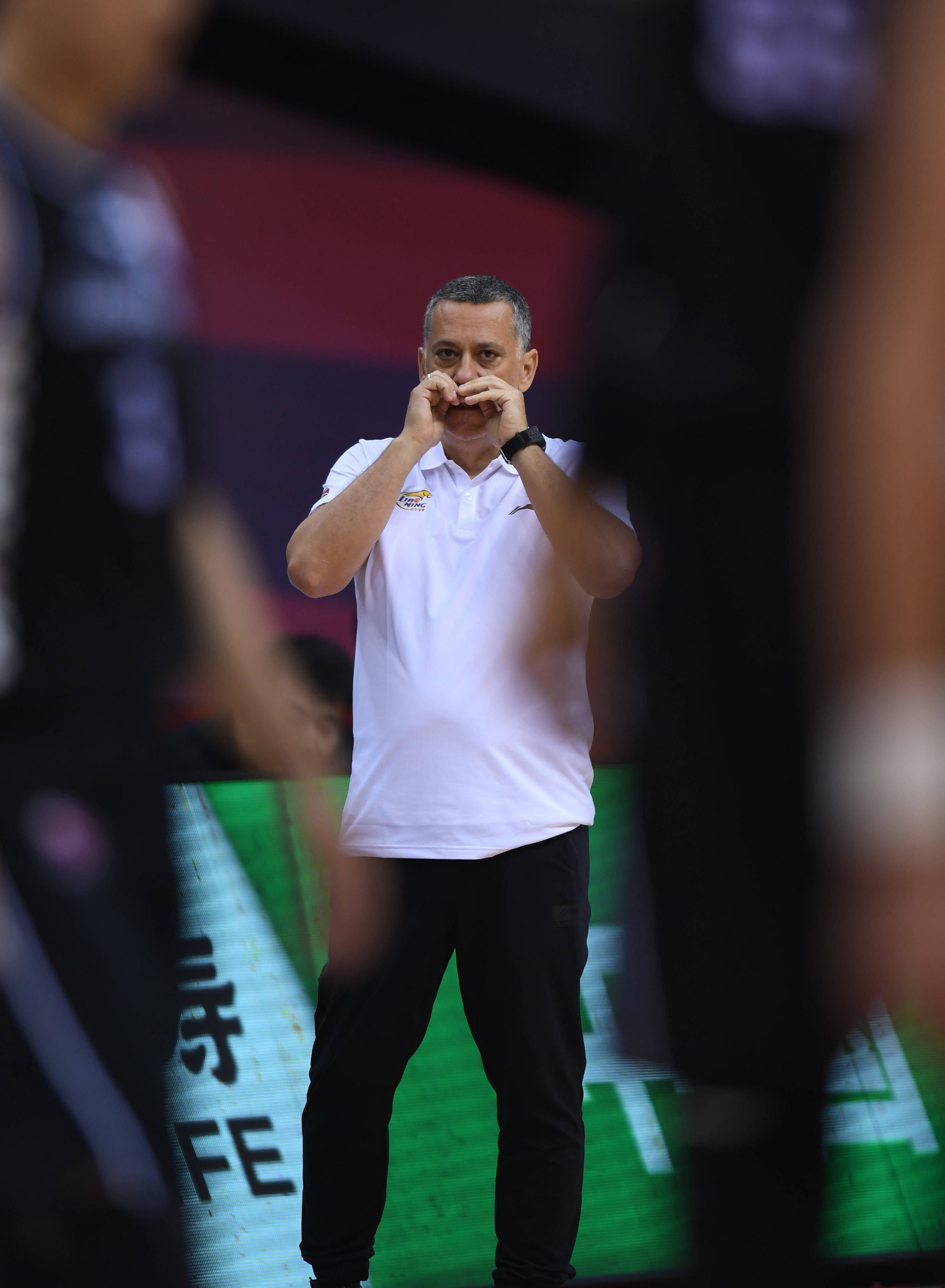 7月2日,辽宁本钢队主教练马丁内斯在场边指导队员.