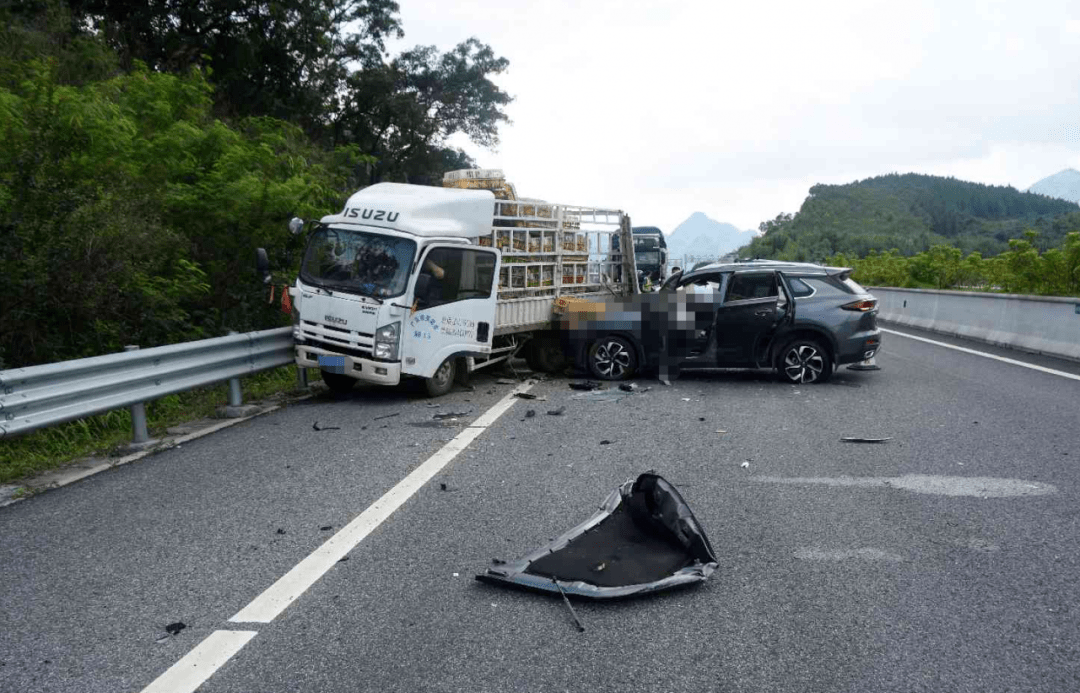 谢某某驾驶一小型普通客车搭载乘客2人,沿汕昆高速公路由东往西行驶至