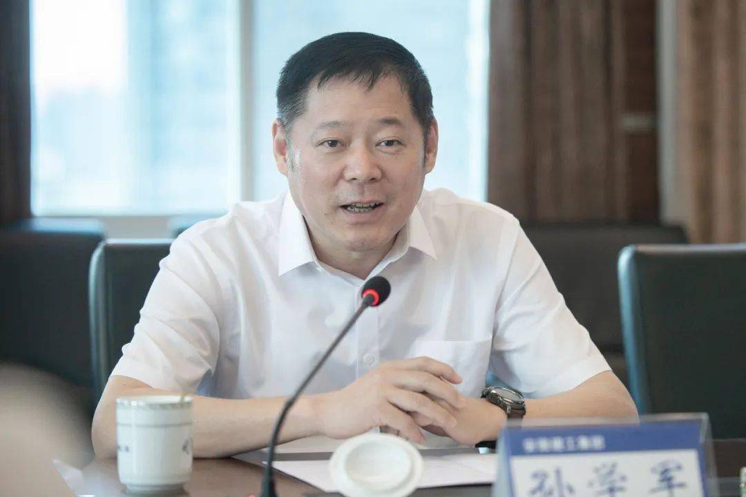 签约仪式前,汪海旺陪同安徽建工集团一行参观了中铁二局陈列馆.