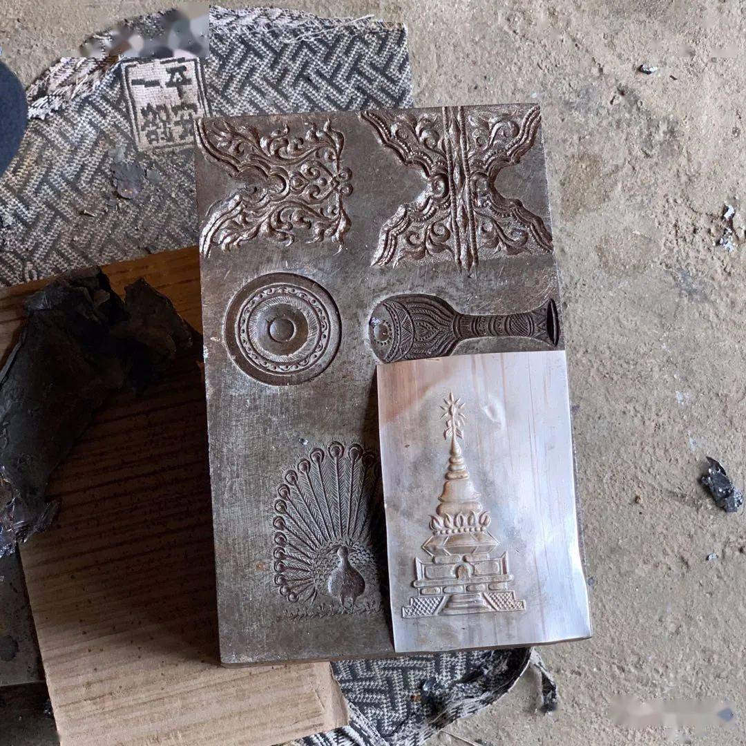 银饰花式模具,这如同砖块大小的贴砖上雕刻着各式各样的花式,都是当地