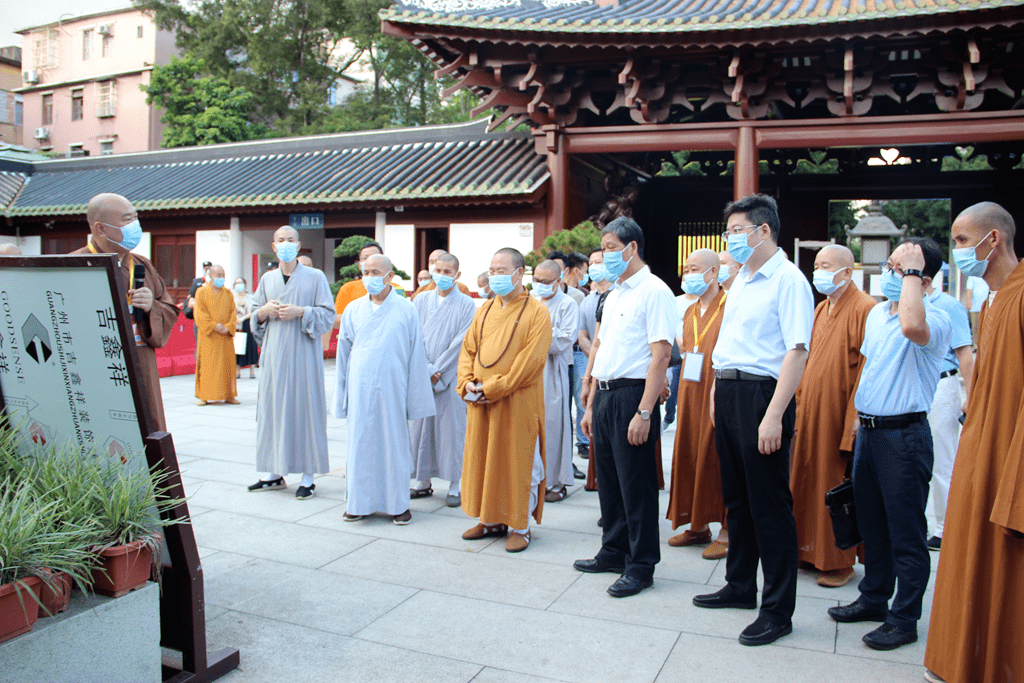 庄严的国旗升挂仪式在光孝寺山门广场举行,我寺方丈明生大和尚率领寺