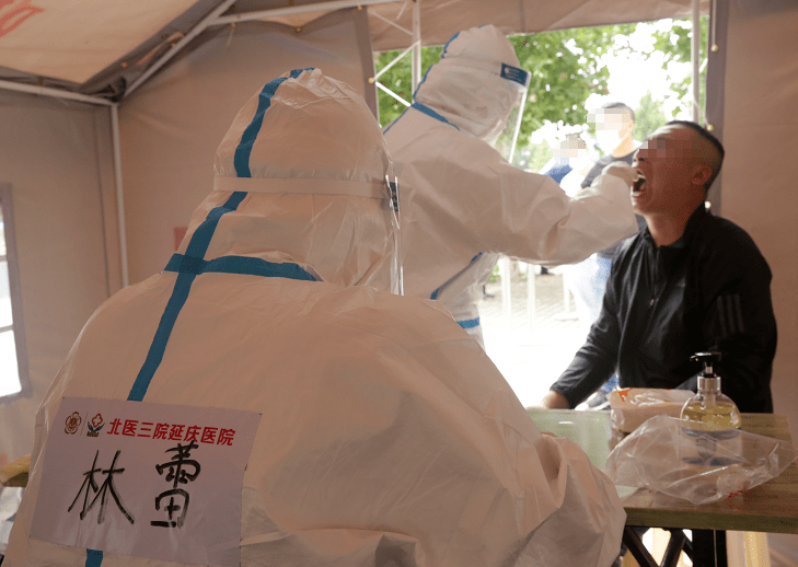 与北京市四季青医院的医护人员相互配合,为"海淀兄弟"搭一把手!