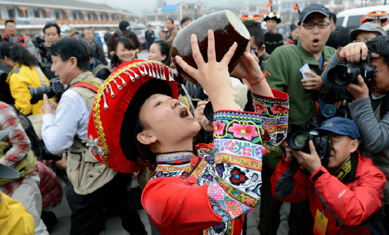 凉山彝族喝酒图片