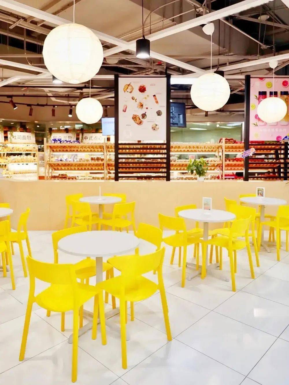 以往的超市餐饮区,大多都是以"店中店"的形式联合管理,每个档口都不同