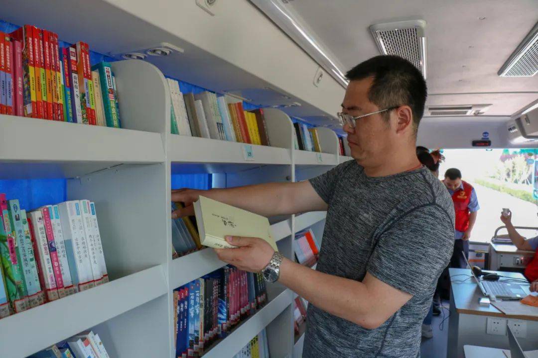 此次流动图书大巴车主要是为解决偏远农村学校的孩子不方便到市图书馆