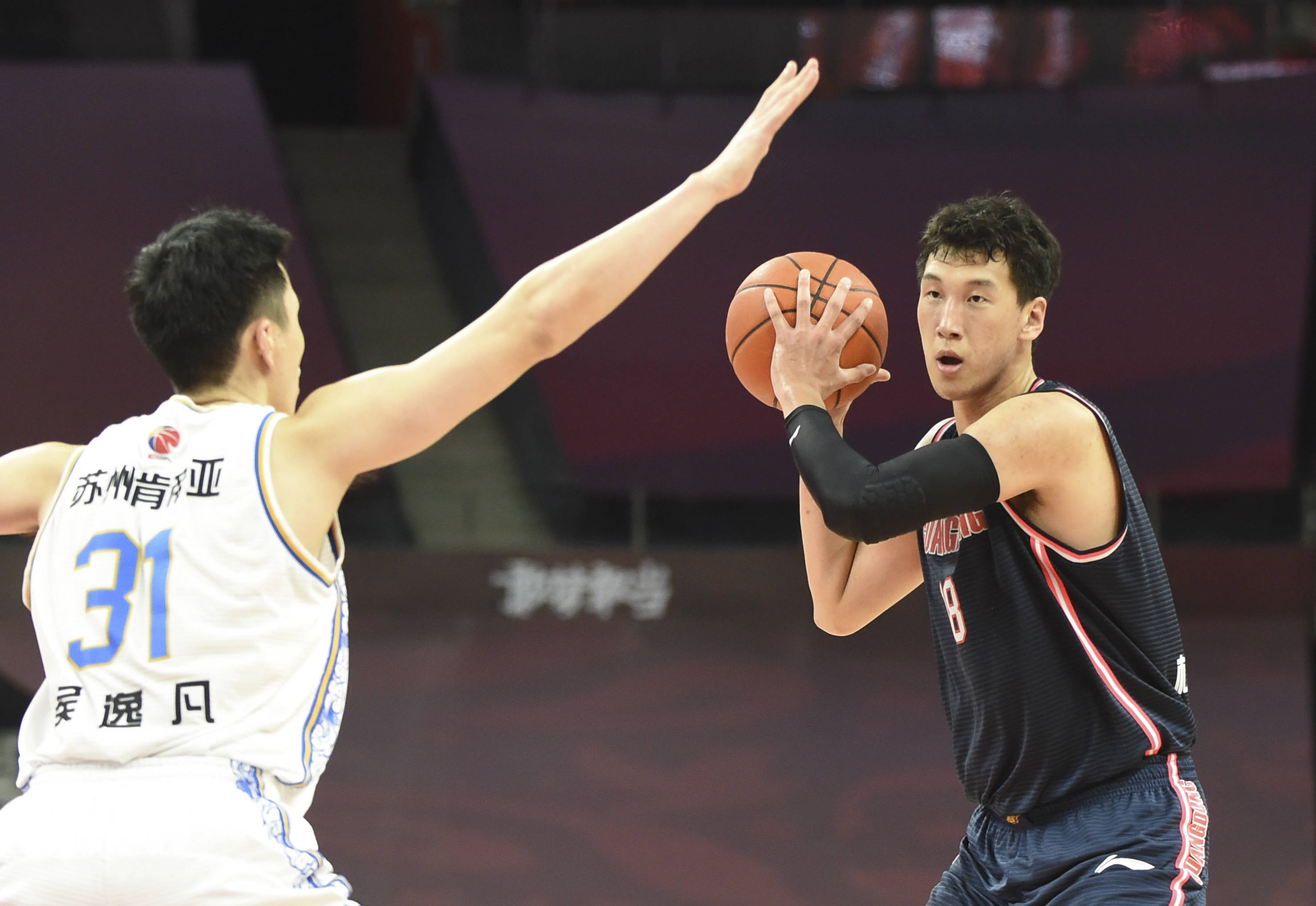 7月3日,广东东莞银行队球员苏伟(上)在比赛中拉起倒地的队友胡明轩.