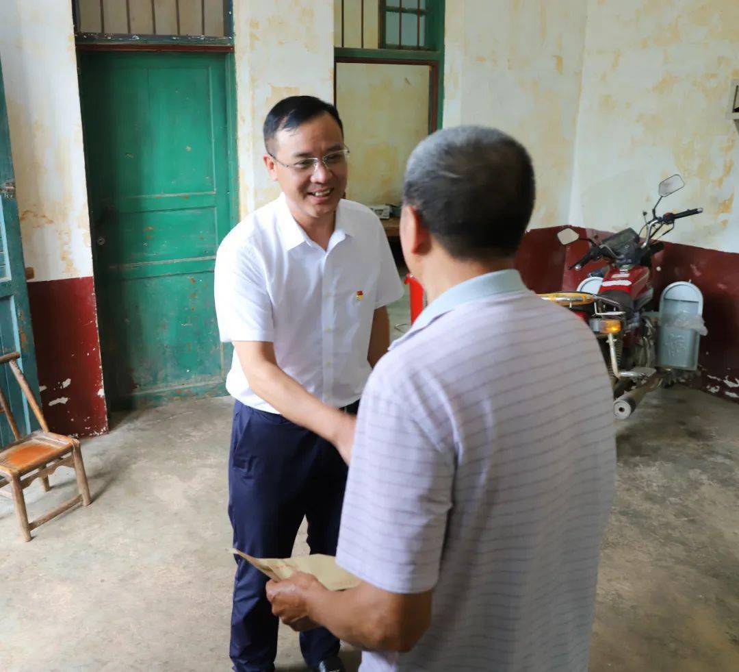 唐年初到永和乡文桥村讲主题党课