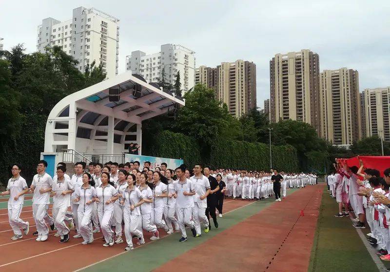青岛五十八中高三师生最后一次跑操巨幅国旗下的铮铮誓言