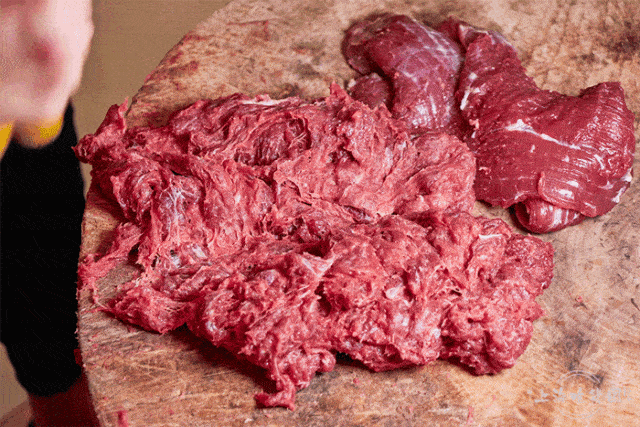 每片牛肉也变得嫩滑爽口 其中的滋味只有亲自尝过才知道 蘸上一口鲜美