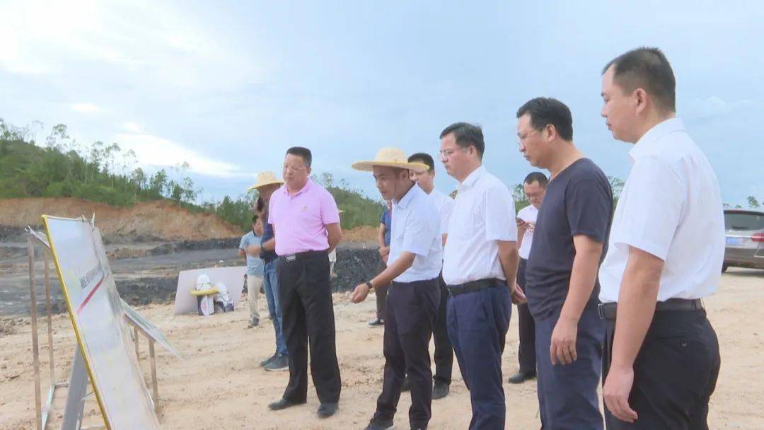 县长邓红卫到紫城工业园和蓝塘产业新城调研园区开发与建设工作