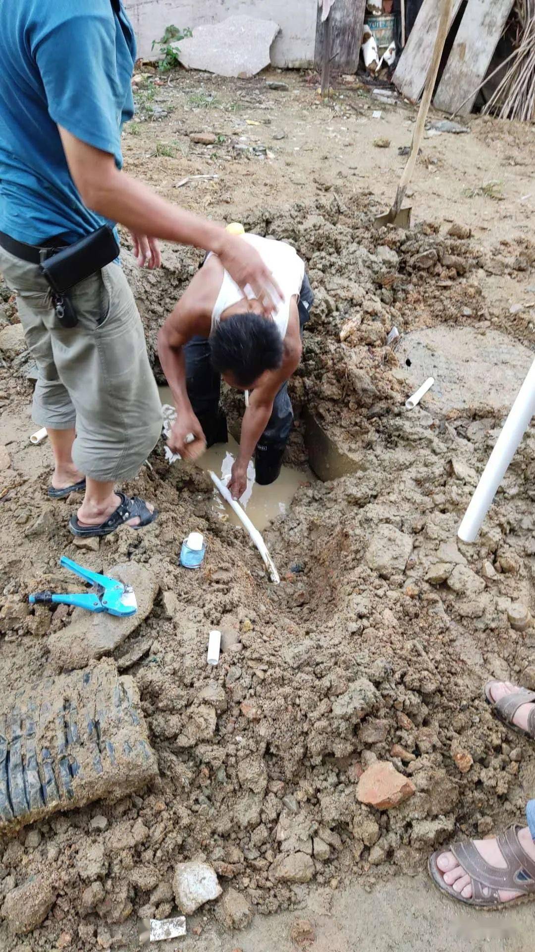 【民生】雲落南湖學校附近一路段因施工泥濘難走,路人需注意