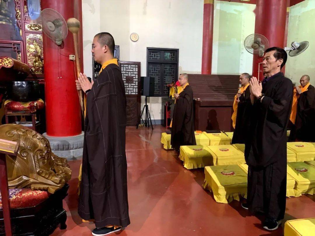 法会中,宏觉寺常住法师领众如法诵经持咒,唱赞拜愿.
