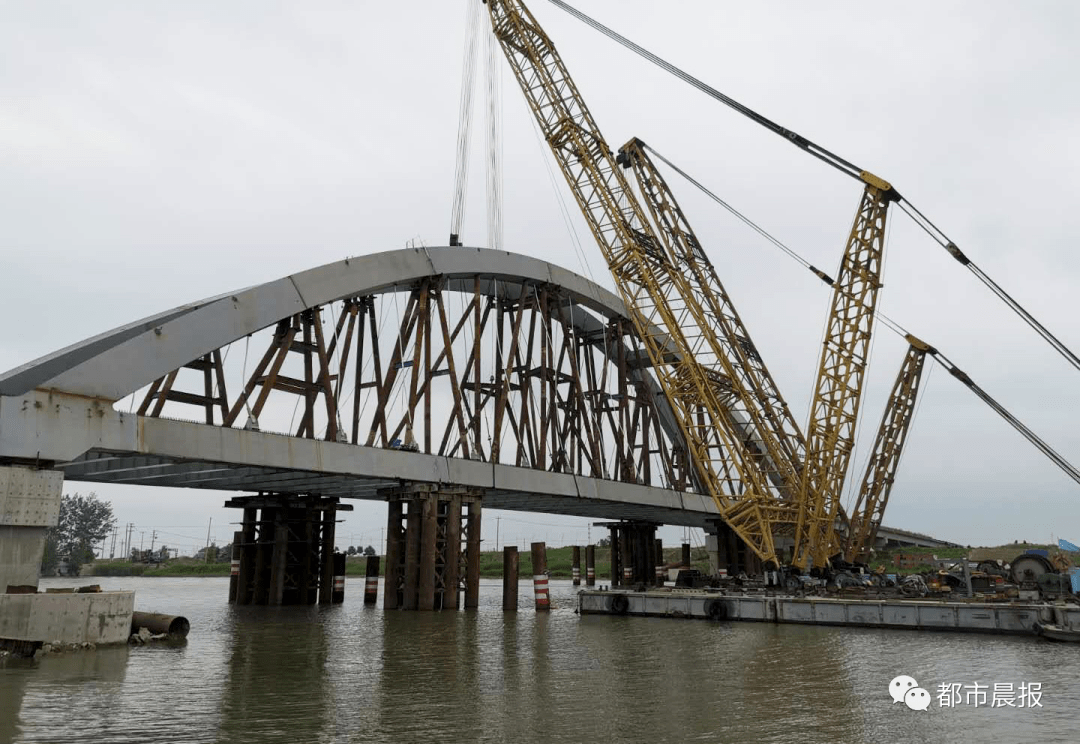 大桥主梁吊装完成.