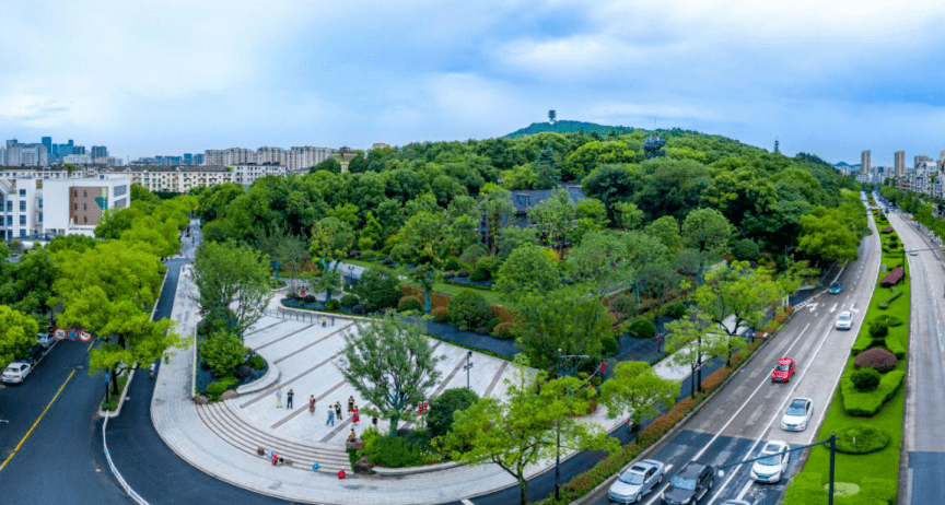 临平公园东大门实景图东大门入口广场现代大气,白天视野开阔,夜晚灯光