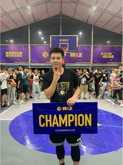 打铁哥年龄:24岁身高:178cm 体重:75kg路人王签约球员柳杨杰路人王4