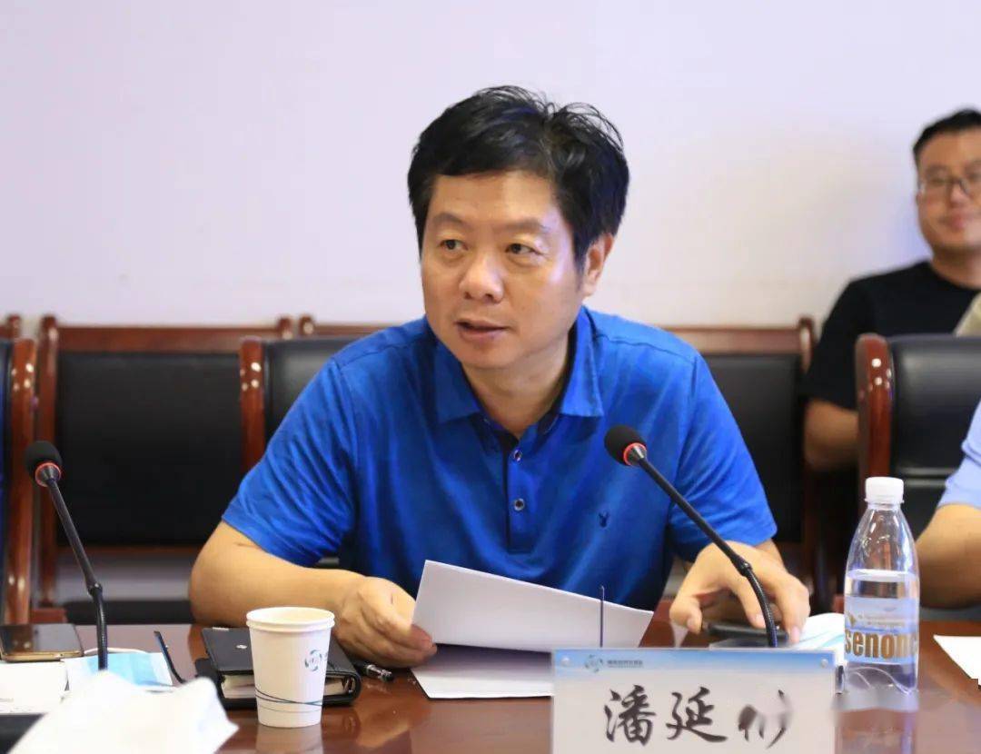 王俊红介绍清河县情,历史文化以及特色产业等情况△樊英俊主持会议